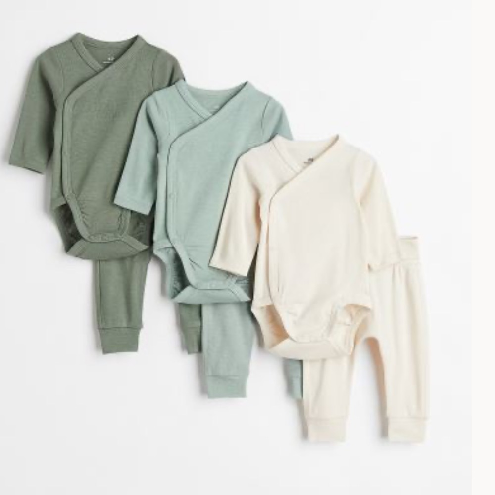 H&M newborn long sleeve body suit with pants, set of 3. 0-1 month